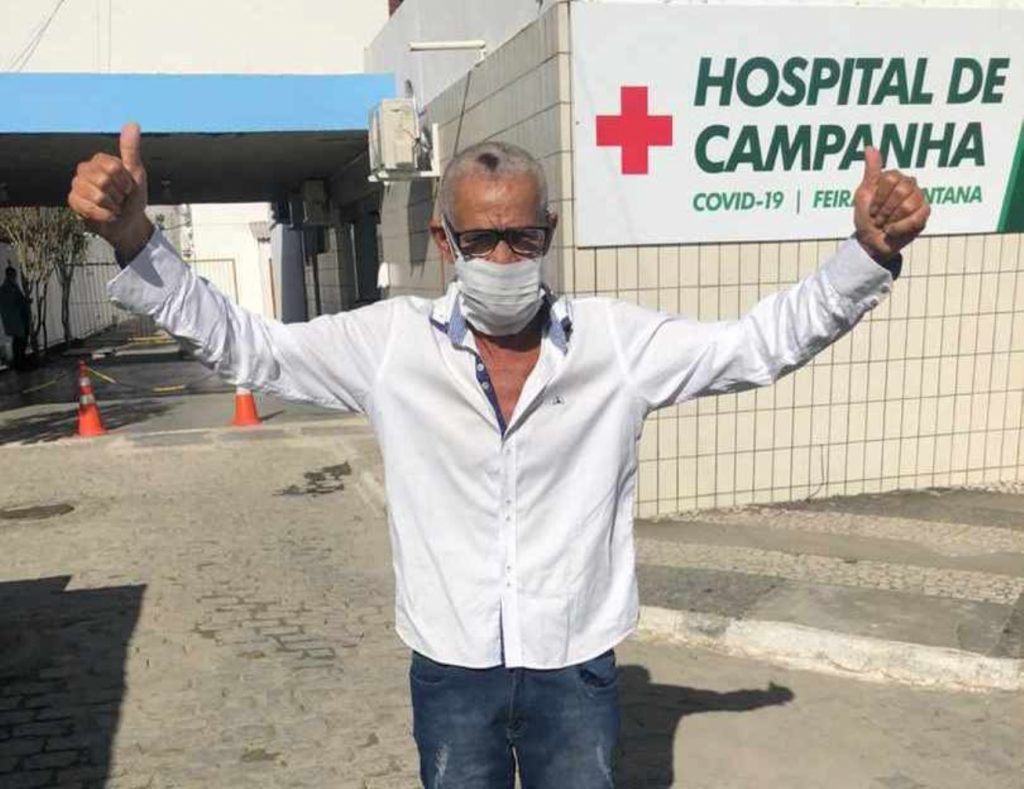 Paciente de 61 anos recuperado do coronavírus recebe alta do Hospital de Campanha