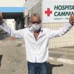 Paciente de 61 anos recuperado do coronavírus recebe alta do Hospital de Campanha