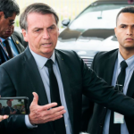 Bolsonaro recria Ministério das Comunicações e cobra punição a homem que fez jornalista da Globo refém