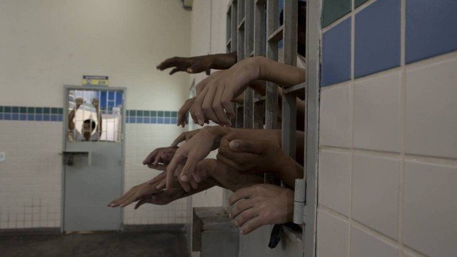 Em meio a campanha #FiqueEmCasa, mais de 30 mil presos já foram libertos por causa da pandemia