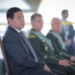 Em pauta: Bolsonaro e General Mourão se posicionam sobre as Formas Armadas e intervenção militar