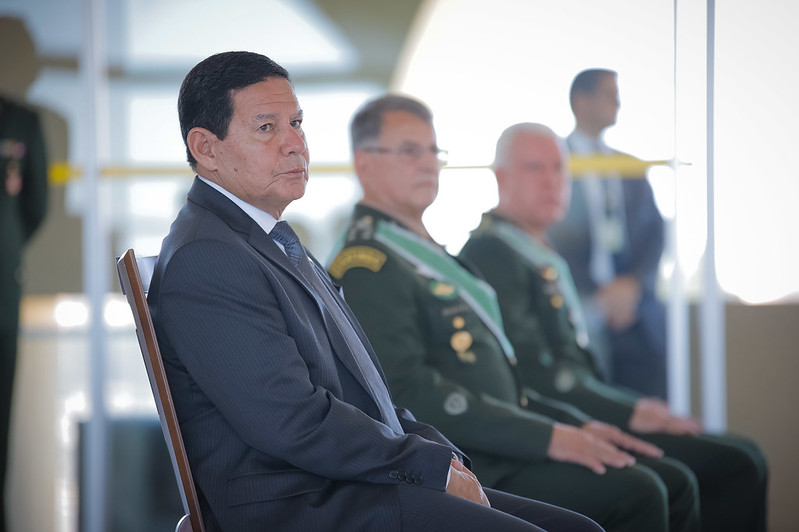 Em pauta: Bolsonaro e General Mourão se posicionam sobre as Formas Armadas e intervenção militar