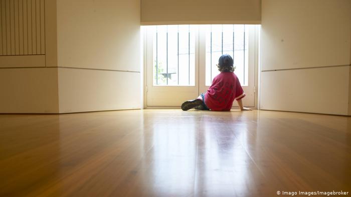 Por 30 anos, experimento em Berlim deu órfãos a pedófilos