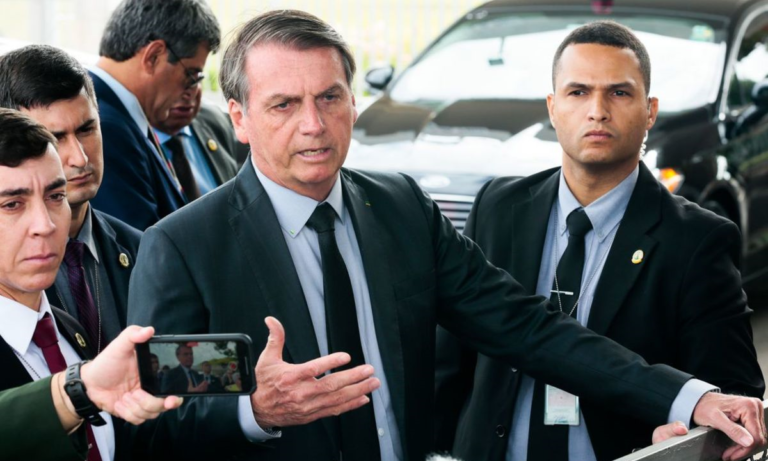 Bolsonaro recria Ministério das Comunicações e cobra punição a homem que fez jornalista da Globo refém