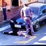 Policial militar pisa no pescoço de mulher negra e arrasta a vítima em SP