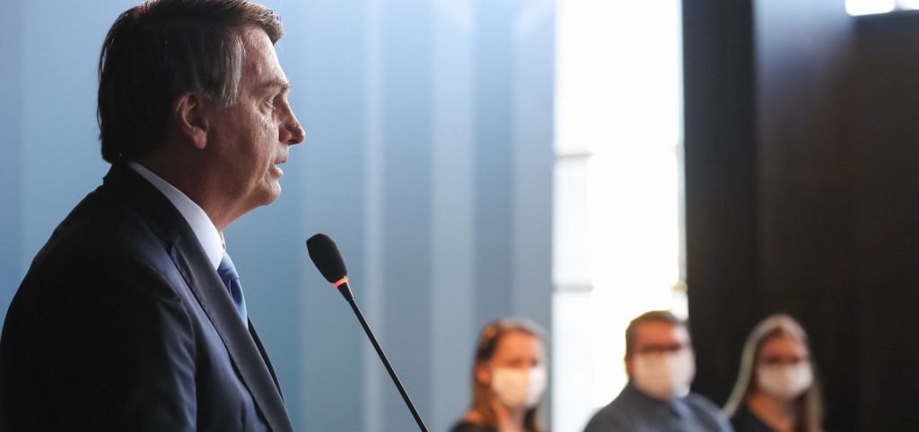 Bolsonaro permite redução de jornada e salário, e que funcionário demitido possa ser recontratado