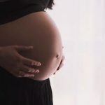 Bebê contraiu coronavírus na barriga da mãe, aponta estudo francês