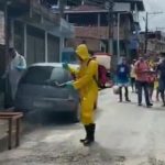 Kannário veste macacão e trabalha no combate à Covid-19 em comunidade de Salvador