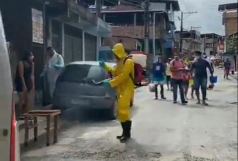Kannário veste macacão e trabalha no combate à Covid-19 em comunidade de Salvador