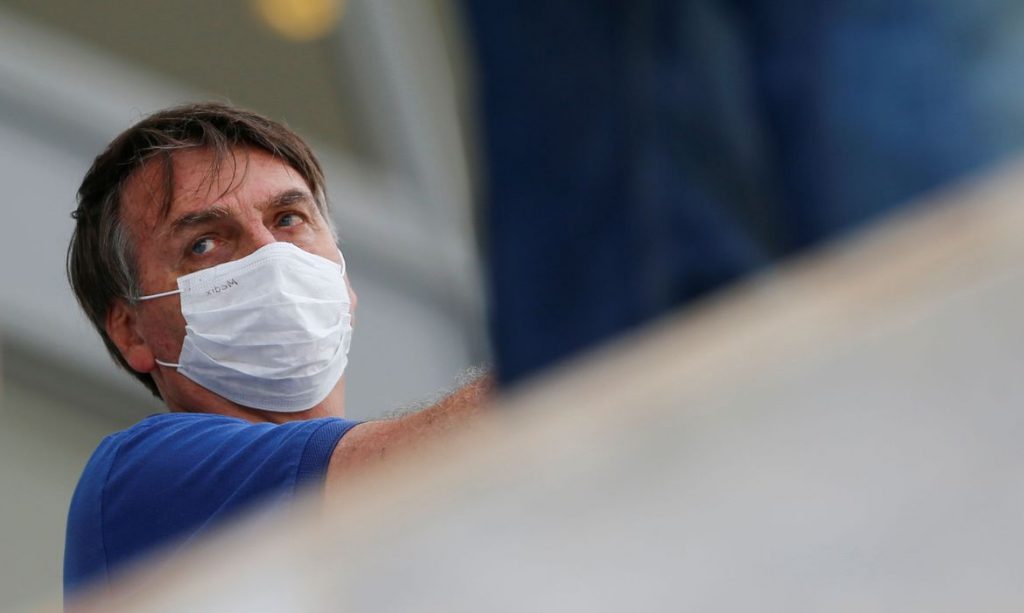 Ainda positivo para covid, Bolsonaro sanciona novo Marco do Saneamento Básico