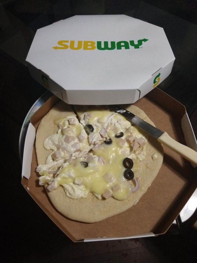 Pizza estranha viraliza na web e faz Subway pedir desculpas