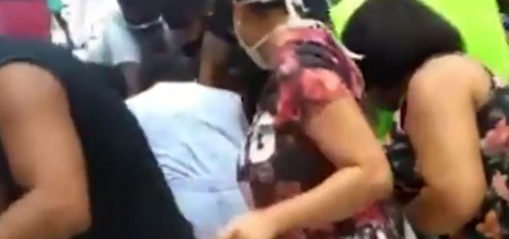 Promoção de cerveja causa confusão e aglomeração entre clientes em supermercado de Salvador