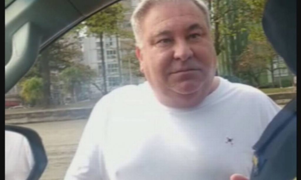 São Paulo: Desembargador rasga multa e chama guarda de analfabeto