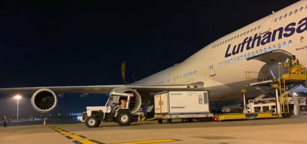 Vacina chinesa contra Covid-19 chega ao Brasil; testes começam nesta terça