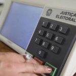 Dayane Pimentel e Zé Neto votaram a favor de adiar eleições municipais