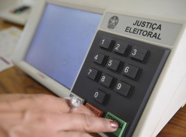 Dayane Pimentel e Zé Neto votaram a favor de adiar eleições municipais
