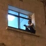 Para se despedir da mãe, filho escala parede de hospital