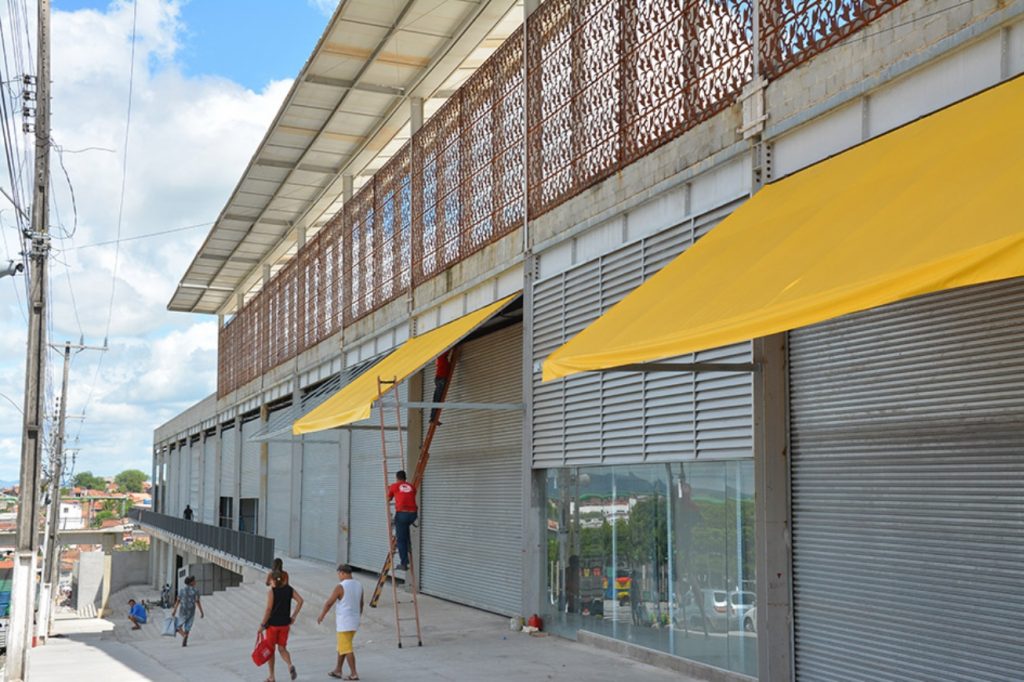 Prefeitura de Feira autoriza comerciante cadastrado a ocupar seus espaços no Centro Comercial Popular