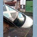Carro é parcialmente ‘engolido’ por cratera em Feira de Santana