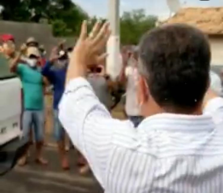 Rui provoca aglomeração em inauguração de asfalto no interior