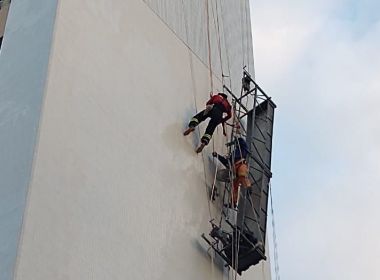 Homem cai e outro é resgatado por Bombeiros após andaime ceder em Salvador; veja vídeo
