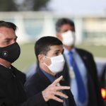 Bolsonaro sanciona PL que torna obrigatório o uso de máscara; Lei é flexibilizada ao presidente