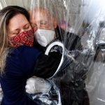 Cortina de plástico permite dar abraços em idosos no asilo