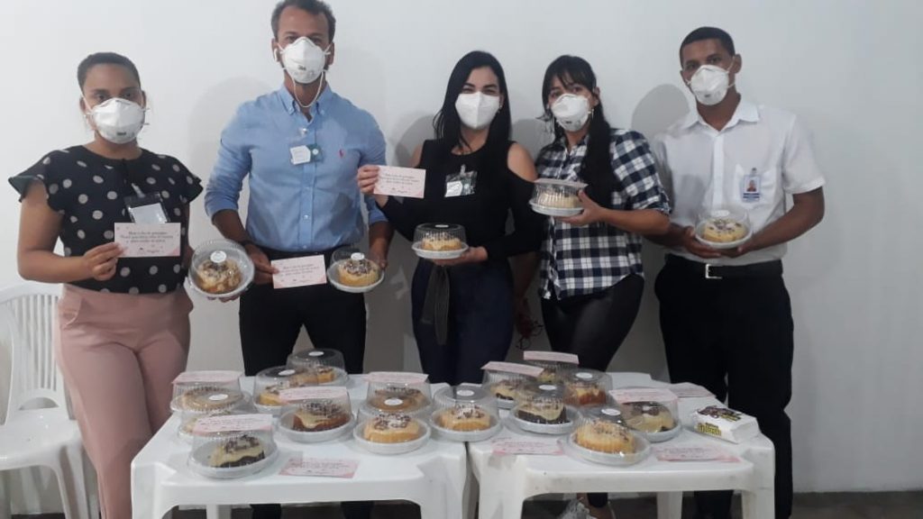 Profissionais são presenteados com tortas em comemoração a um mês do Hospital de Campanha