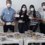 Profissionais são presenteados com tortas em comemoração a um mês do Hospital de Campanha