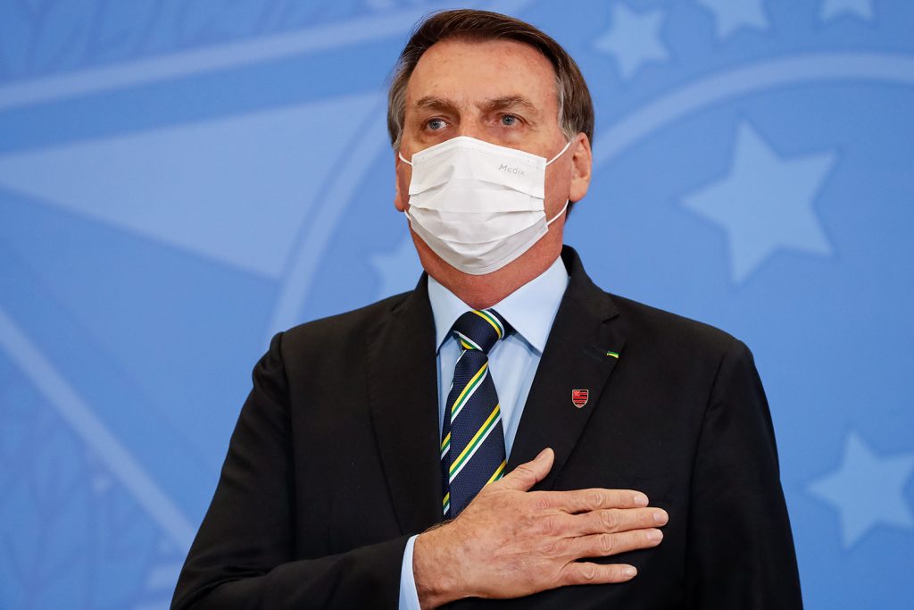 Com nova rotina em gabinete, Bolsonaro sanciona lei que prioriza testes para profissionais essenciais