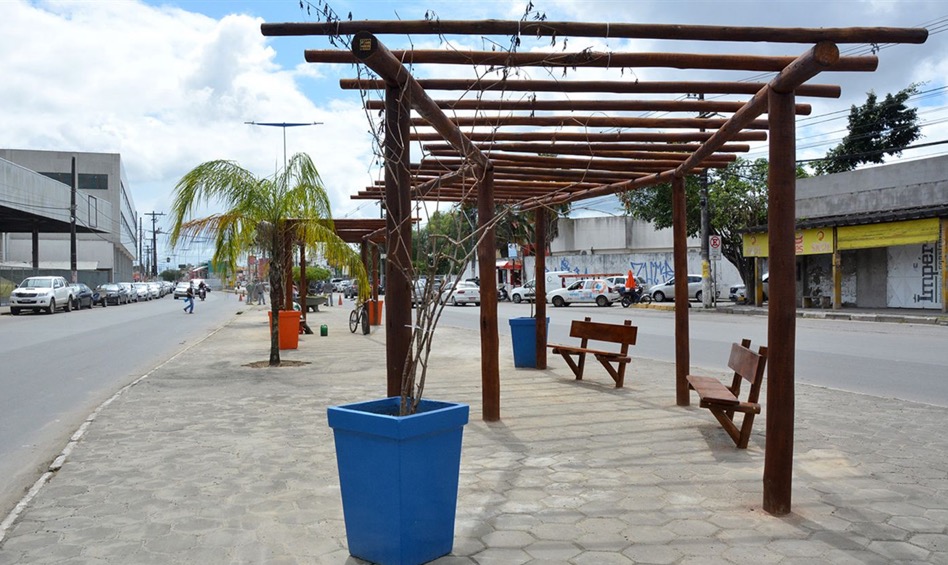 Paisagismo em um dos trechos da avenida João Durval está em fase final