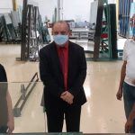 José Carneiro Rocha visita empresa fabricante de vidros blindados em Feira de Santana