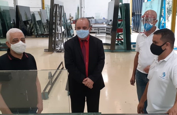 José Carneiro Rocha visita empresa fabricante de vidros blindados em Feira de Santana