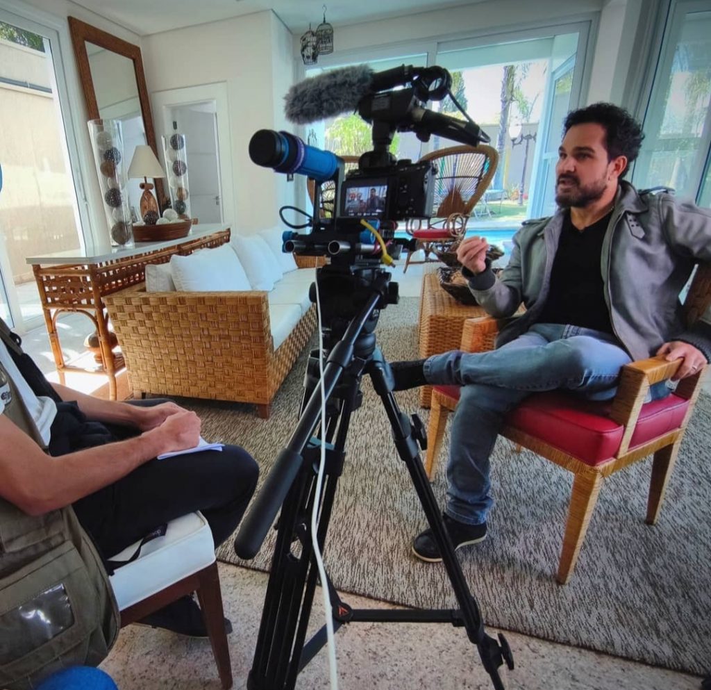 Luciano diz que, graças ao irmão Zezé di Camargo, não se envolveu com drogas e bebidas