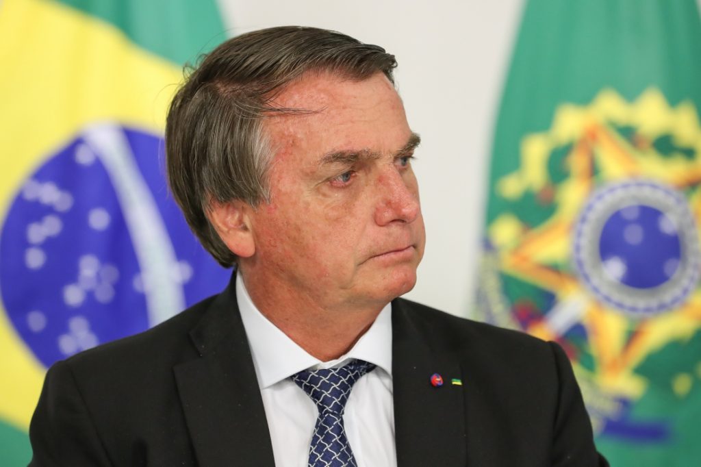 Após veto, Bolsonaro volta a afirmar que vai propor medida para atender ‘justa demanda’ de igrejas