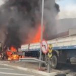 Uma pessoa morre carbonizada após acidente entre carretas e carro de passeio na BR-116
