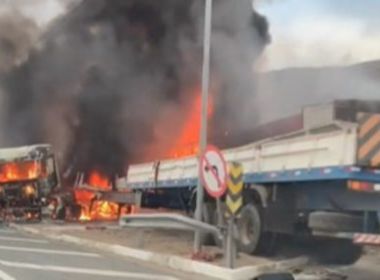 Uma pessoa morre carbonizada após acidente entre carretas e carro de passeio na BR-116