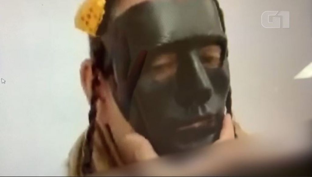 Professor de medicina em SP simula rosto negro para representar ‘pobres’; veja