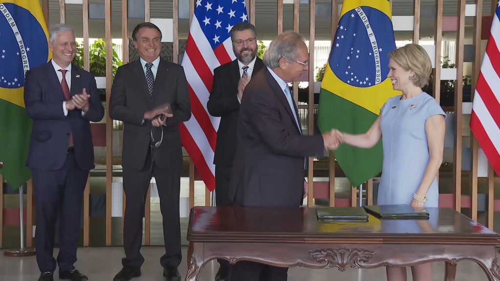 Brasil e EUA assinam acordo de US$ 1 bilhão