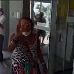Mulher é detida ao gritar ofensas racistas: “Odeio a raça negra”; veja