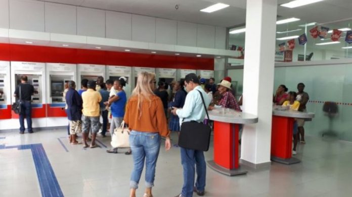 Sindicato dos Bancários protesta contra demissões e fechamento de agências, em Feira