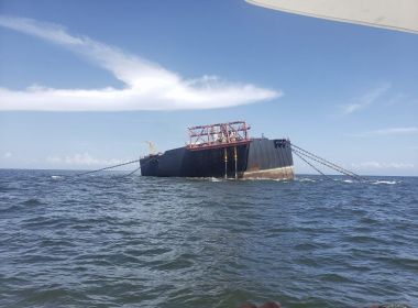 Cargueiro que carrega 1 milhão de barris de petróleo corre risco de naufragar na Venezuela