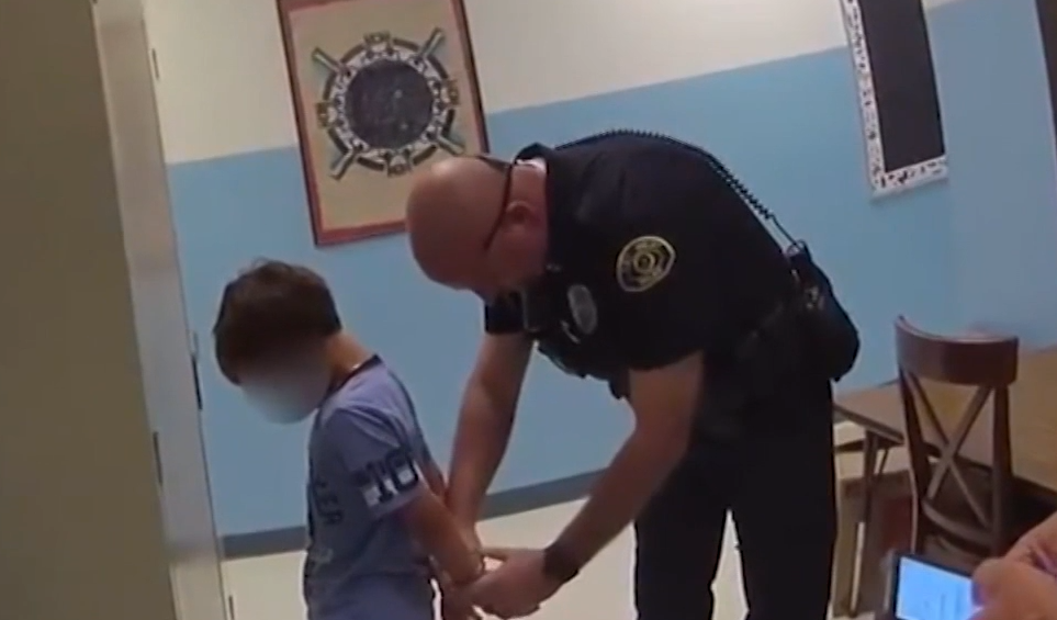 EUA: Menino de 8 anos é algemado, processado e julgado por agressão a professora