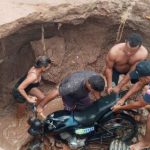 Cratera se abre após chuvas e ‘engole’ motocicleta; veja