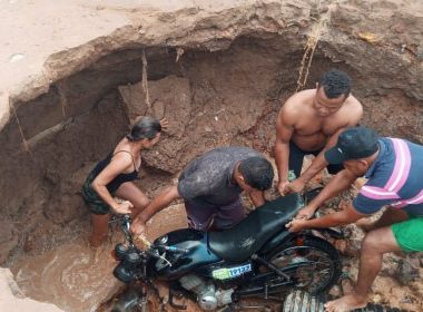 Cratera se abre após chuvas e ‘engole’ motocicleta; veja