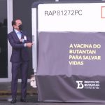 Lote com as primeiras doses da vacina CoronaVac chega ao Brasil trazido da China