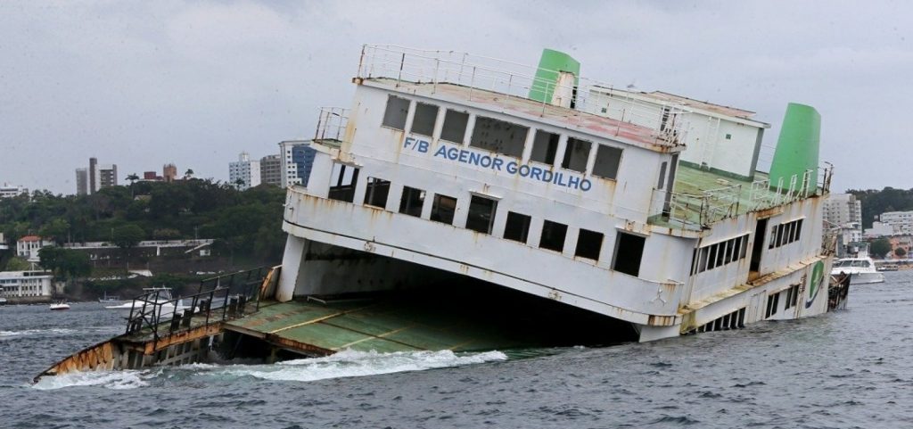 Ferry-boat é afundado na Baía de Todos-os-Santos; veja vídeo