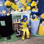 SSA: Prefeitura presenteia fã de empresa de limpeza com miniatura de caminhão e fardamento