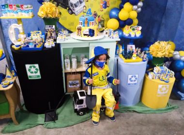 SSA: Prefeitura presenteia fã de empresa de limpeza com miniatura de caminhão e fardamento