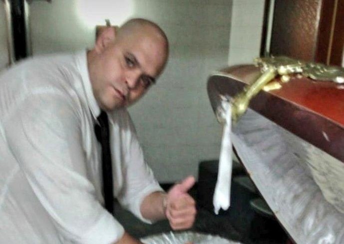 Funcionário de funerária é demitido após tirar foto com o corpo de Maradona